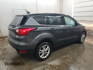 2019 Ford Escape SE z VIN 1FMCU0GD5KUC49556, wystawiony jako Copart lot #57911145 z przebiegiem 89 152 mil mil oraz Czysty tytuł • Clean title. Historia ofert i sprzedaży dostępna na DreamBid. Obrazek 3.