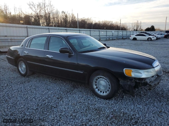 2000 Lincoln Town Car Executive with VIN 1LNHM81WXYY820605, listed as a Copart auction lot 47031305 with 174,063 mi miles and Salvage Title. Bid and sale history available at carsss.com. Image 4.