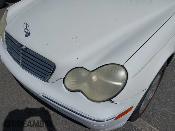 2004 Mercedes-Benz C 240 z VIN WDBRF81JX4F466824, wystawiony jako IAAI lot #41830540 z przebiegiem 53 551 mil mil oraz . Historia ofert i sprzedaży dostępna na DreamBid. Obrazek 6.