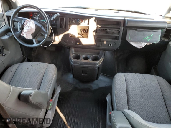 2017 GMC Savana Cargo z VIN 1GTW7AFF8H1911027, wystawiony jako Copart lot #84908094 z przebiegiem 139 217 mil mil oraz Szkody całkowita. Historia ofert i sprzedaży dostępna na DreamBid. Obrazek 8.