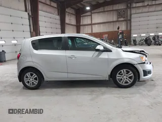 2016 Chevrolet Sonic LT z VIN 1G1JC6SG9G4151259, wystawiony jako IAAI lot #42341705 z przebiegiem 131 981 mil mil oraz . Historia ofert i sprzedaży dostępna na DreamBid. Obrazek 13.