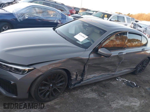 2022 BMW 7 Series 740i with VIN WBA7T2C05NCH26018, listed as a IAAI auction lot 41263804 with 33,867 mi miles. Bid and sale history available at carsss.com. Image 6.
