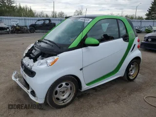 2014 Smart fortwo Passion z VIN WMEEJ9AA2EK763908, wystawiony jako Copart lot #56653535 z przebiegiem 26 423 mil mil oraz Czysty tytuł • Clean title. Historia ofert i sprzedaży dostępna na DreamBid. Obrazek 1.