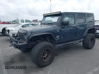 2008 Jeep Wrangler Unlimited Sahara z VIN 1J8GA59138L525836, wystawiony jako IAAI lot #42116359 z przebiegiem 199 600 mil mil oraz . Historia ofert i sprzedaży dostępna na DreamBid. Obrazek 2.