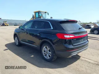 2017 Lincoln MKX Premiere z VIN 2LMPJ8JR9HBL21889, wystawiony jako IAAI lot #42142609 z przebiegiem 66 069 mil mil oraz . Historia ofert i sprzedaży dostępna na DreamBid. Obrazek 3.