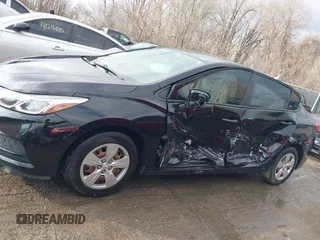 2017 Chevrolet Cruze LS z VIN 1G1BC5SM4H7270096, wystawiony jako IAAI lot #41237531 z przebiegiem 103 318 mil mil oraz . Historia ofert i sprzedaży dostępna na DreamBid. Obrazek 6.