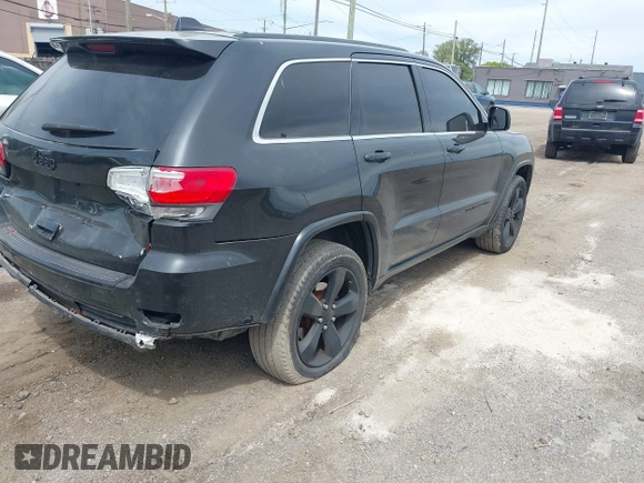 2015 Jeep Grand Cherokee Altitude z VIN 1C4RJFAG5FC682058, wystawiony jako IAAI lot #42352814 z przebiegiem 228 067 mil mil oraz . Historia ofert i sprzedaży dostępna na DreamBid. Obrazek 4.