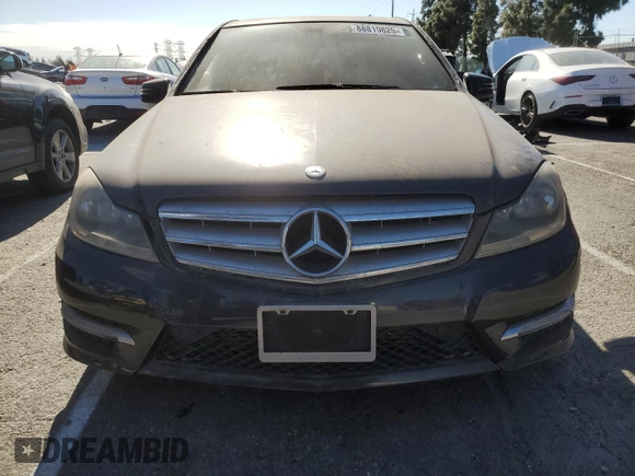 2012 Mercedes-Benz C 250 Sport z VIN WDDGF4HB9CR196617, wystawiony jako Copart lot #88819825 z przebiegiem Nie podano mil oraz Szkoda całkowita • Salvage title. Historia ofert i sprzedaży dostępna na DreamBid. Obrazek 5.