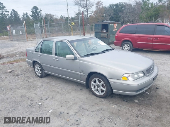 1999 Volvo S70 z VIN YV1LS55AXX1584296, wystawiony jako IAAI lot #41171386 z przebiegiem 163 872 mil mil oraz . Historia ofert i sprzedaży dostępna na DreamBid. Obrazek 1.