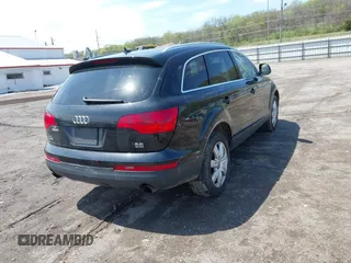 2007 Audi Q7 Premium z VIN WA1BY74L97D056322, wystawiony jako IAAI lot #42081141 z przebiegiem 173 587 mil mil oraz . Historia ofert i sprzedaży dostępna na DreamBid. Obrazek 4.