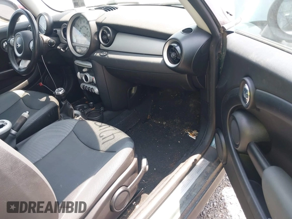 2009 MINI Hardtop z VIN WMWMF33549TU71313, wystawiony jako IAAI lot #42483891 z przebiegiem 122 577 mil mil oraz . Historia ofert i sprzedaży dostępna na DreamBid. Obrazek 5.