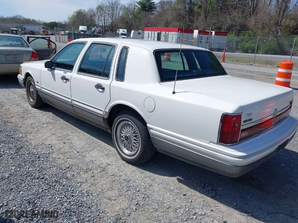 1994 Lincoln Town Car Signature with VIN 1LNLM82W9RY690746, listed as a IAAI auction lot 41927553 with 310,909 mi miles. Bid and sale history available at carsss.com. Image 3.