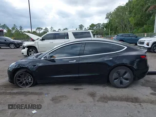 2018 Tesla Model 3 Long Range Battery z VIN 5YJ3E1EA2JF156808, wystawiony jako IAAI lot #42160829 z przebiegiem 106 258 mil mil oraz . Historia ofert i sprzedaży dostępna na DreamBid. Obrazek 14.