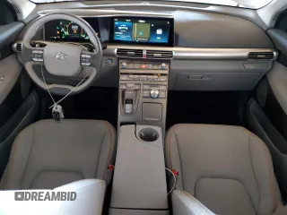 2020 Hyundai NEXO Limited z VIN KM8J84A62LU006995, wystawiony jako Copart lot #50010635 z przebiegiem 35 240 mil mil oraz Czysty tytuł • Clean title. Historia ofert i sprzedaży dostępna na DreamBid. Obrazek 8.
