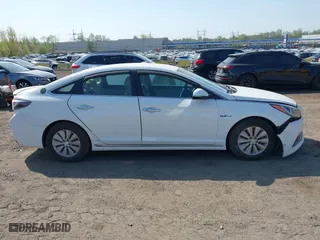 2017 Hyundai Sonata Hybrid SE with VIN KMHE24L1XHA058355, listed as a IAAI auction lot 42114412 with 245,282 mi miles. Bid and sale history available at carsss.com. Image 13.