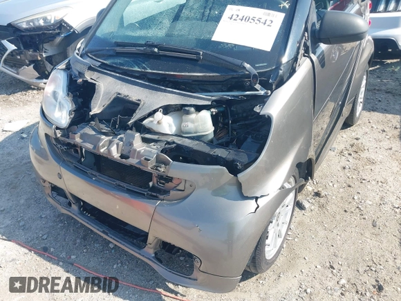 2013 Smart fortwo Pure z VIN WMEEJ3BA2DK697614, wystawiony jako IAAI lot #42405542 z przebiegiem 192 027 mil mil oraz . Historia ofert i sprzedaży dostępna na DreamBid. Obrazek 6.