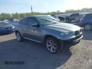 2014 BMW X6 xDrive35i z VIN 5UXFG2C57E0H10305, wystawiony jako IAAI lot #42109416 z przebiegiem 144 816 mil mil oraz . Historia ofert i sprzedaży dostępna na DreamBid. Obrazek 1.