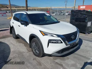 2023 Nissan Rogue S z VIN 5N1BT3AA8PC930807, wystawiony jako IAAI lot #42380612 z przebiegiem 5 050 mil mil oraz . Historia ofert i sprzedaży dostępna na DreamBid. Obrazek 1.