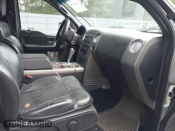 2006 Ford F-150 XLT z VIN 1FTPW14556FA26172, wystawiony jako IAAI lot #42462628 z przebiegiem 281 844 mil mil oraz . Historia ofert i sprzedaży dostępna na DreamBid. Obrazek 5.