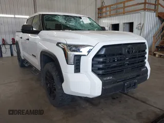 2022 Toyota Tundra SR5 z VIN 5TFLA5DBXNX029202, wystawiony jako IAAI lot #42152386 z przebiegiem 61 454 mil mil oraz . Historia ofert i sprzedaży dostępna na DreamBid. Obrazek 1.