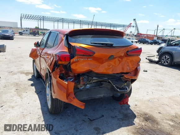2022 Buick Encore GX Preferred с VIN KL4MMCSLXNB013648, выставлен на аукционе IAAI как лот 42392155 с пробегом 24 563 миль миль и . История ставок и продаж доступна на DreamBid. Изображение 3.