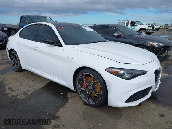 2022 Alfa Romeo Giulia Veloce with VIN ZARFAMBN9N7666124, listed as a IAAI auction lot 41583505 with 38,957 mi miles. Bid and sale history available at carsss.com. Image 1.