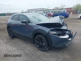 2024 Mazda CX-30 Premium z VIN 3MVDMBDY7RM613744, wystawiony jako IAAI lot #42127815 z przebiegiem 8889 mil mil oraz . Historia ofert i sprzedaży dostępna na DreamBid. Obrazek 1.