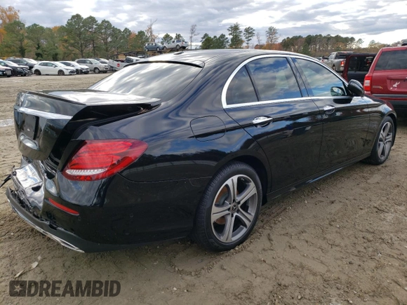 2018 Mercedes-Benz E-Class E 300 with VIN WDDZF4JBXJA371181, listed as a Copart auction lot 68609982 with 28,860 mi miles. Bid and sale history available at carsss.com. Image 3.