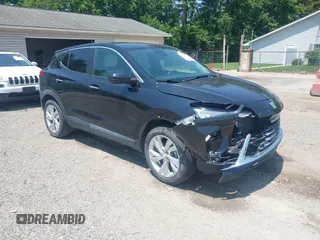 2024 Buick Encore GX Preferred z VIN KL4AMBSL3RB123105, wystawiony jako IAAI lot #42456840 z przebiegiem 28 090 mil mil oraz . Historia ofert i sprzedaży dostępna na DreamBid. Obrazek 1.