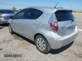 2013 Toyota Prius One z VIN JTDKDTB30D1041802, wystawiony jako IAAI lot #42207972 z przebiegiem 233 300 mil mil oraz . Historia ofert i sprzedaży dostępna na DreamBid. Obrazek 3.