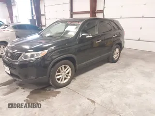 2014 Kia Sorento LX z VIN 5XYKT3A60EG479896, wystawiony jako IAAI lot #42360338 z przebiegiem 200 350 mil mil oraz . Historia ofert i sprzedaży dostępna na DreamBid. Obrazek 2.