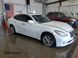 2014 Infiniti Q70 z VIN JN1BY1AR9EM320070, wystawiony jako Copart lot #56855645 z przebiegiem 164 599 mil mil oraz Nie do naprawy. Historia ofert i sprzedaży dostępna na DreamBid. Obrazek 4.