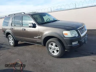 2007 Ford Explorer XLT z VIN 1FMEU63E87UA62040, wystawiony jako IAAI lot #41013155 z przebiegiem 156 042 mil mil oraz . Historia ofert i sprzedaży dostępna na DreamBid. Obrazek 1.