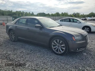 2014 Chrysler 300 S z VIN 2C3CCABGXEH373106, wystawiony jako Copart lot #56178895 z przebiegiem 100 064 mil mil oraz Szkoda całkowita • Salvage title. Historia ofert i sprzedaży dostępna na DreamBid. Obrazek 4.
