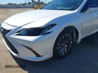 2024 Lexus ES 350 Luxury z VIN 58AEZ1B15RU175250, wystawiony jako IAAI lot #42233883 z przebiegiem 14 483 mil mil oraz . Historia ofert i sprzedaży dostępna na DreamBid. Obrazek 18.