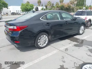2017 Lexus ES 350 z VIN 58ABK1GG6HU066363, wystawiony jako IAAI lot #42232966 z przebiegiem 60 908 mil mil oraz . Historia ofert i sprzedaży dostępna na DreamBid. Obrazek 4.