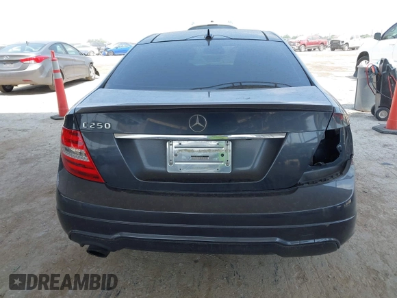 2015 Mercedes-Benz C 250 z VIN WDDGJ4HBXFG390555, wystawiony jako IAAI lot #42288436 z przebiegiem 93 665 mil mil oraz . Historia ofert i sprzedaży dostępna na DreamBid. Obrazek 17.