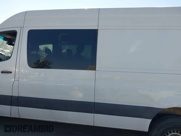 2019 Mercedes-Benz Sprinter Cargo z VIN WD4PF1CD1KP074822, wystawiony jako IAAI lot #40303744 z przebiegiem Nie podano mil oraz . Historia ofert i sprzedaży dostępna na DreamBid. Obrazek 14.