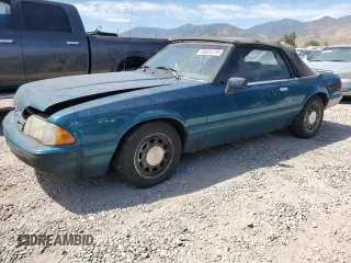 1993 Ford Mustang z VIN 1FACP44MXPF157125, wystawiony jako Copart lot #66831215 z przebiegiem 2 333 mil mil oraz Czysty tytuł • Clean title. Historia ofert i sprzedaży dostępna na DreamBid. Obrazek 1.