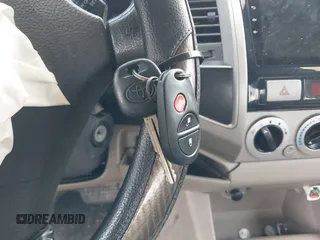 2005 Toyota Tacoma PreRunner z VIN 5TETU62N15Z003087, wystawiony jako IAAI lot #42119880 z przebiegiem 131 276 mil mil oraz . Historia ofert i sprzedaży dostępna na DreamBid. Obrazek 11.