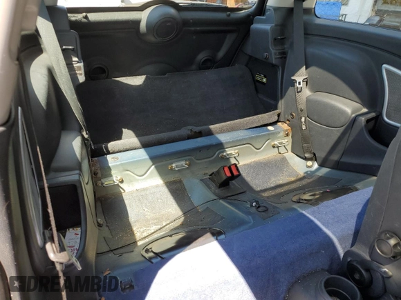 2004 MINI Hardtop S z VIN WMWRE33414TD80513, wystawiony jako Copart lot #55528355 z przebiegiem 142 455 mil mil oraz Szkoda całkowita • Salvage title. Historia ofert i sprzedaży dostępna na DreamBid. Obrazek 10.