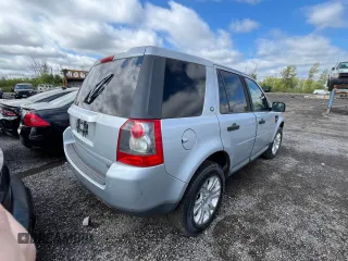 2008 Land Rover LR2 SE z VIN SALFS24N18H031592, wystawiony jako Copart lot #77328044 z przebiegiem Nie podano mil oraz Czysty tytuł • Clean title. Historia ofert i sprzedaży dostępna na DreamBid. Obrazek 4.