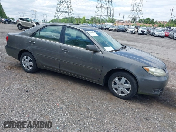 2005 Toyota Camry LE z VIN 4T1BE30K25U605811, wystawiony jako IAAI lot #42309112 z przebiegiem 153 914 mil mil oraz . Historia ofert i sprzedaży dostępna na DreamBid. Obrazek 1.