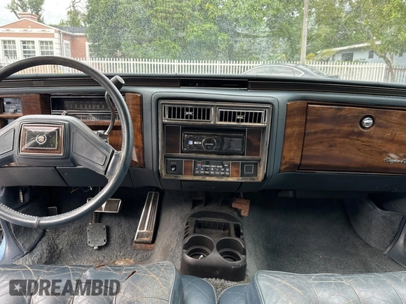 1988 Cadillac Brougham z VIN 1G6DW51Y1J9710932, wystawiony jako Copart lot #82010974 z przebiegiem 72 122 mil mil oraz Czysty tytuł • Clean title. Historia ofert i sprzedaży dostępna na DreamBid. Obrazek 9.