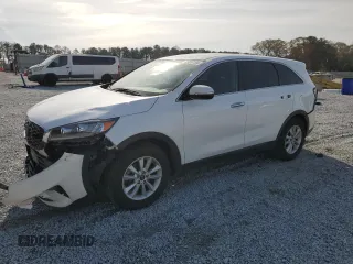 2020 Kia Sorento LX z VIN 5XYPG4A54LG620991, wystawiony jako Copart lot #83208104 z przebiegiem 77 189 mil mil oraz Szkoda całkowita • Salvage title. Historia ofert i sprzedaży dostępna na DreamBid. Obrazek 1.
