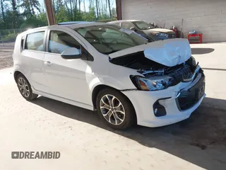 2018 Chevrolet Sonic LT z VIN 1G1JD6SB2J4121156, wystawiony jako IAAI lot #42194930 z przebiegiem 57 077 mil mil oraz . Historia ofert i sprzedaży dostępna na DreamBid. Obrazek 1.