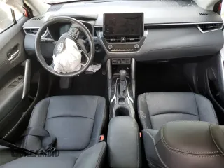 2024 Toyota Corolla Cross XLE z VIN 7MUEAAAGXRV080606, wystawiony jako Copart lot #57464055 z przebiegiem 28 200 mil mil oraz Tytuł czysty. Historia ofert i sprzedaży dostępna na DreamBid. Obrazek 8.