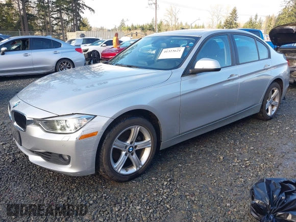 2015 BMW 3 Series 328i xDrive z VIN WBA3B5C56FF962334, wystawiony jako IAAI lot #41323621 z przebiegiem 33 419 mil mil oraz . Historia ofert i sprzedaży dostępna na DreamBid. Obrazek 2.