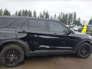 2022 Ford Police Interceptor Utility z VIN 1FM5K8AW2NNA08981, wystawiony jako IAAI lot #41857684 z przebiegiem 22 652 mil mil oraz . Historia ofert i sprzedaży dostępna na DreamBid. Obrazek 13.