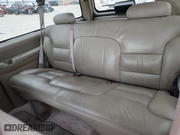 1998 Chevrolet Tahoe z VIN 3GNEK18R4WG128424, wystawiony jako Copart lot #79684984 z przebiegiem 217 456 mil mil oraz Szkoda całkowita • Salvage title. Historia ofert i sprzedaży dostępna na DreamBid. Obrazek 10.